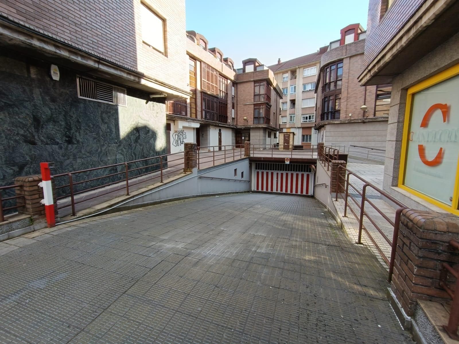 Vista exterior de Garatge en venda en Torrelavega 