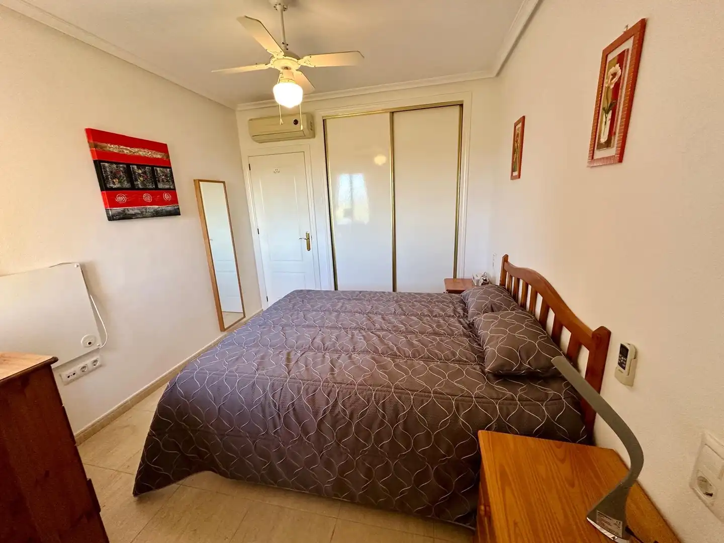 Habitación de Apartamento de alquiler en Daya Nueva con Aire acondicionado, Piscina y Amueblado