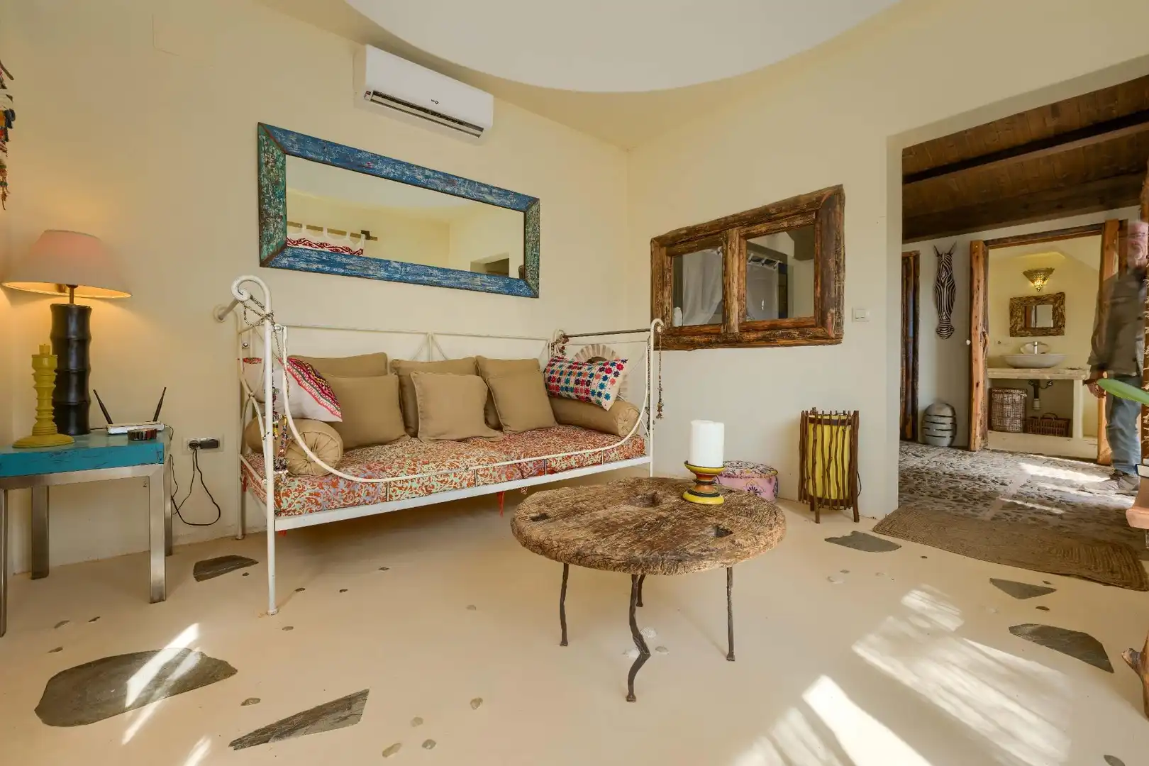 Sala d'estar de Casa o xalet en venda en Sanlúcar la Mayor amb Aire condicionat, Jardí privat i Terrassa
