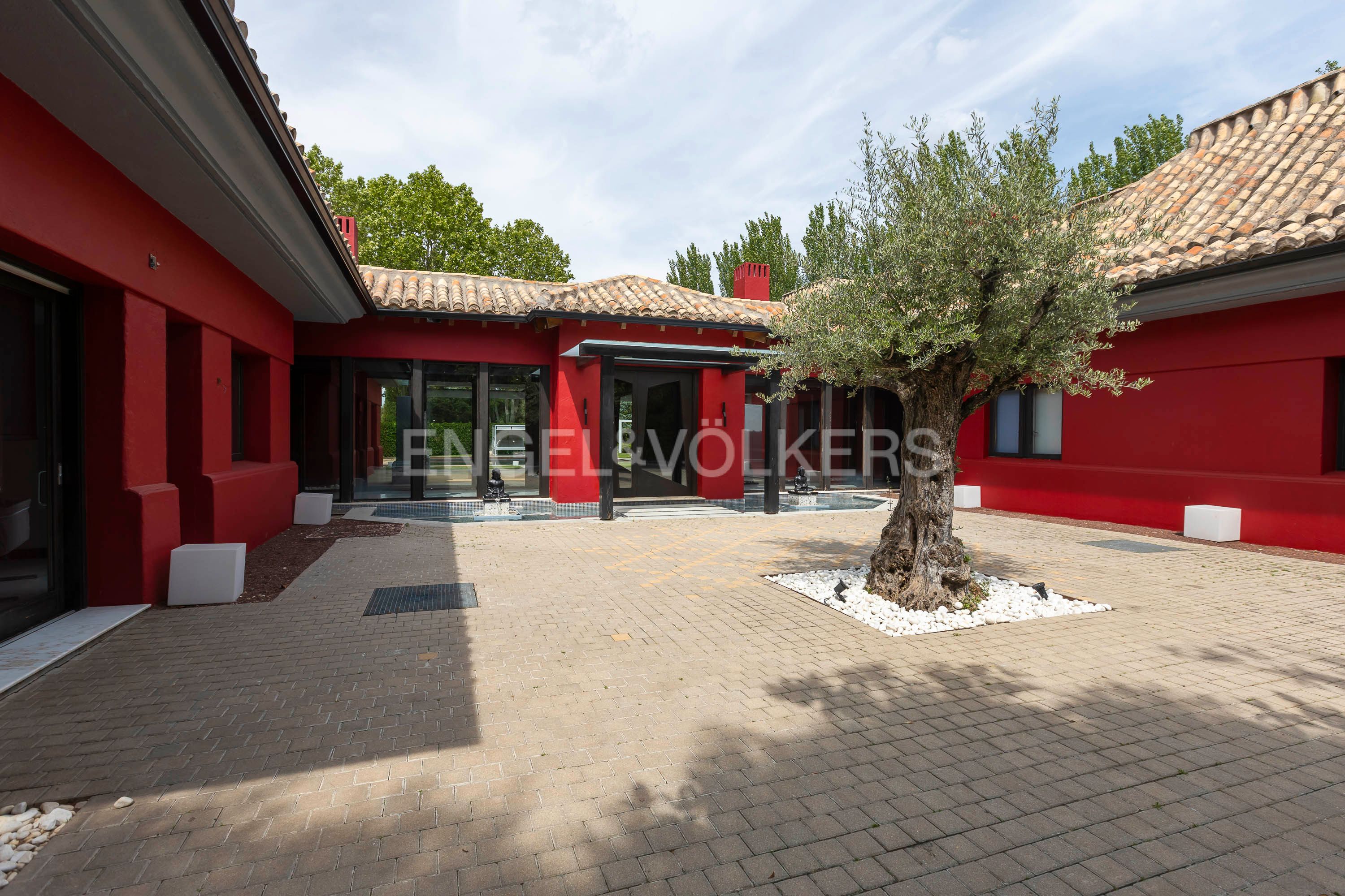 Exterior view of House or chalet for sale in La Moraleja  with Air Conditioner, Heating and Private garden