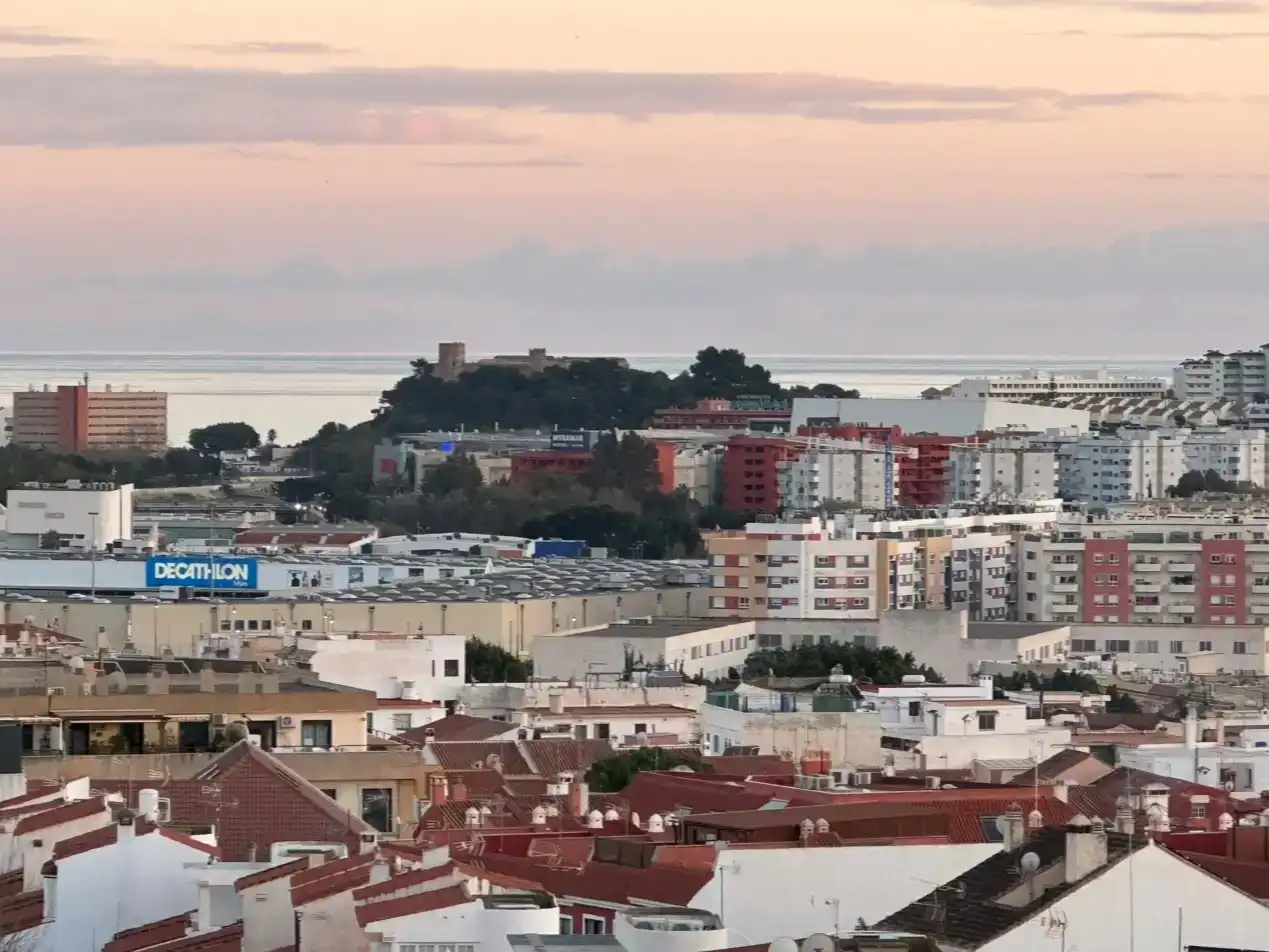 Vista exterior de Àtic en venda en Mijas amb Aire condicionat, Piscina i Balcó