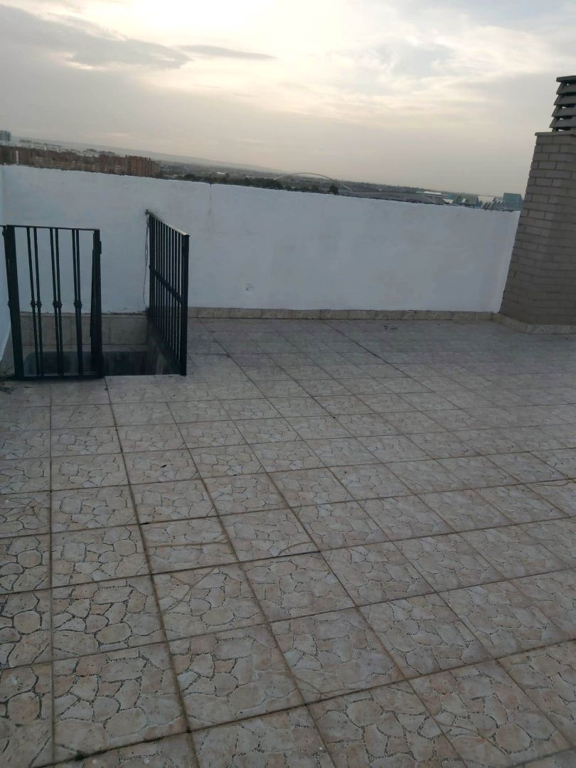 Terrassa de Pis de lloguer en  Zaragoza Capital amb Calefacció, Moblat i Forn