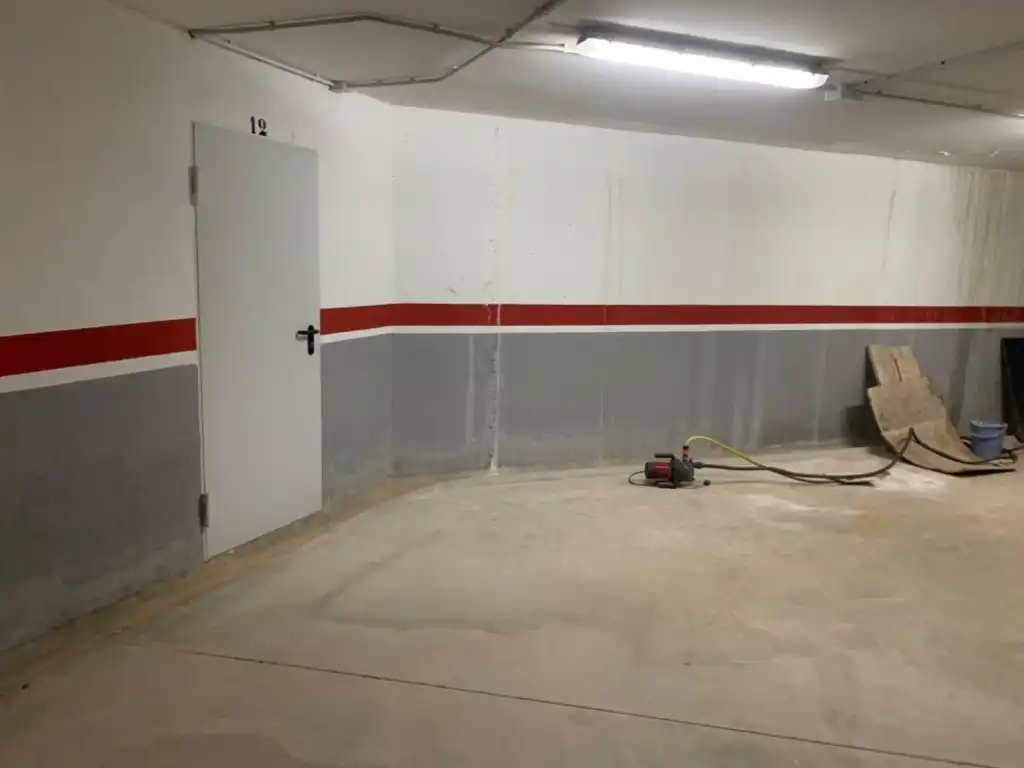 Garage zum Verkauf in Alp