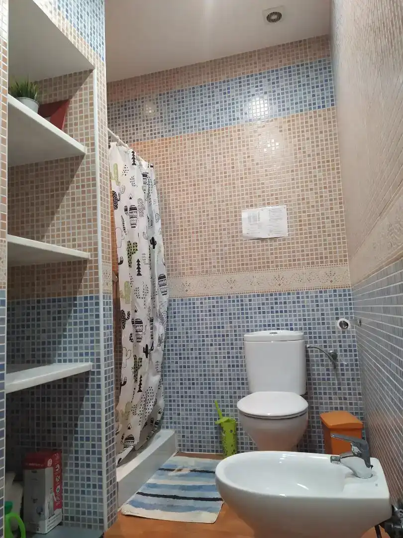 Bany de Casa adosada per a compartir en Córdoba amb Aire condicionat, Moblat i Forn