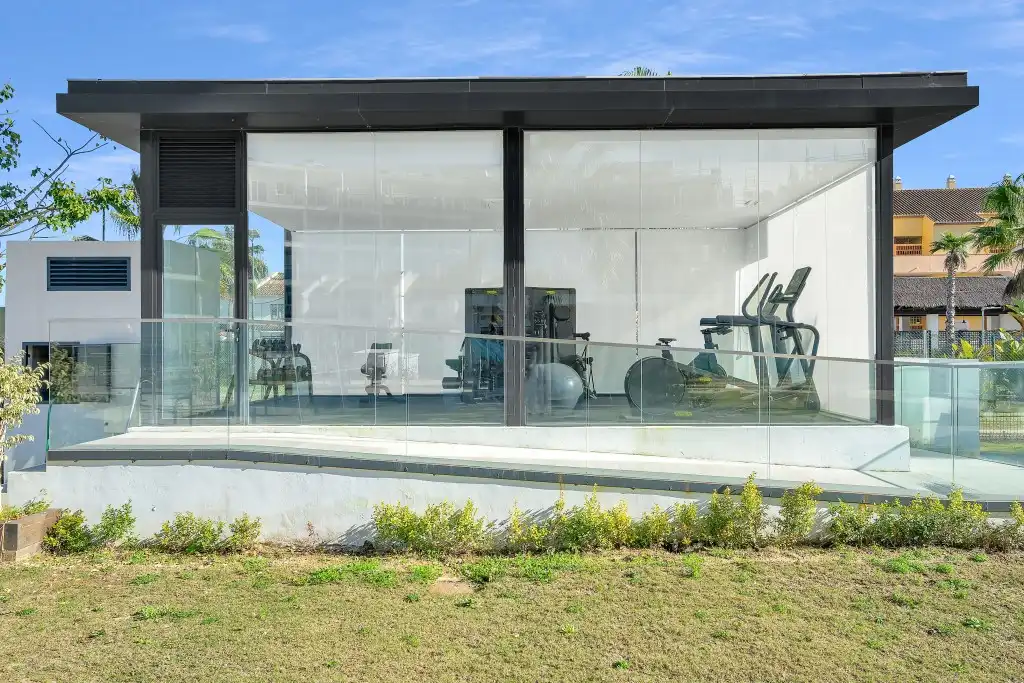 Vista exterior de Apartament en venda en Manilva amb Aire condicionat, Jardí privat i Terrassa