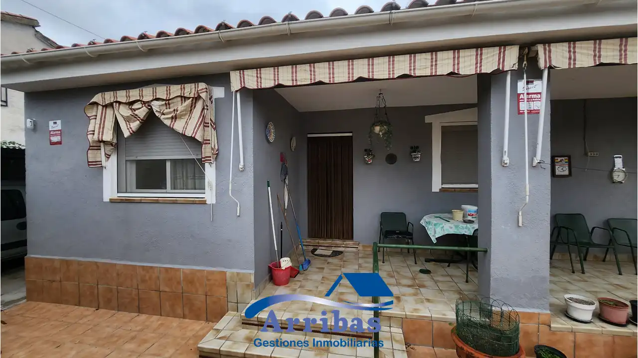 Chalet con piscina en venta en Escalona