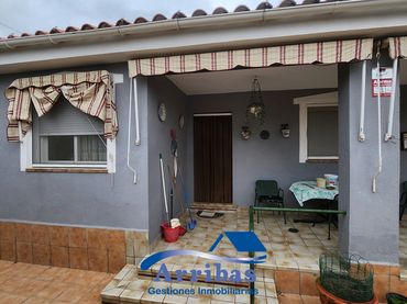 Chalet con piscina en venta en Escalona