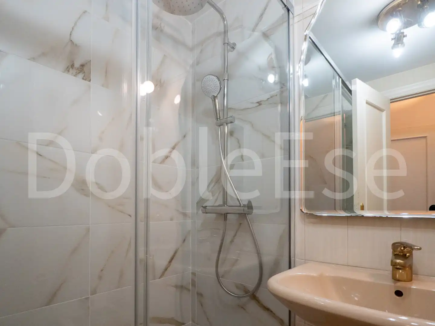 Baño de Ático de alquiler en Gijón  con Calefacción, Jardín privado y Parquet
