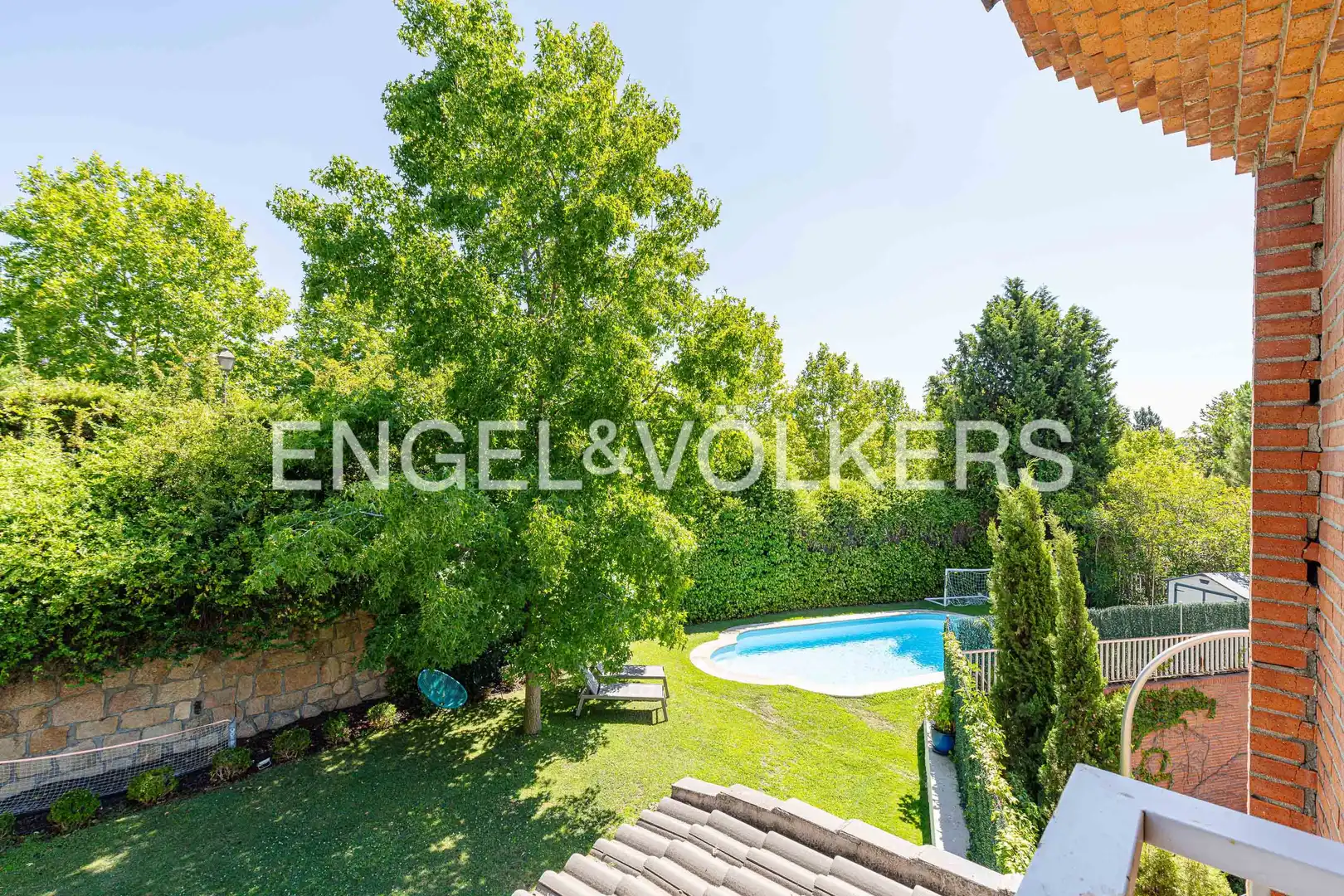 Piscina de Casa adosada en venta en Madrid con Aire acondicionado, Calefacción y Jardín privado