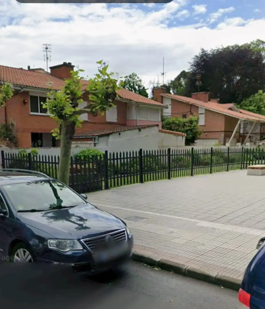 Parkplatz von Einfamilien-Reihenhaus zum Verkauf in Castrillón mit Heizung, Privatgarten und Terrasse