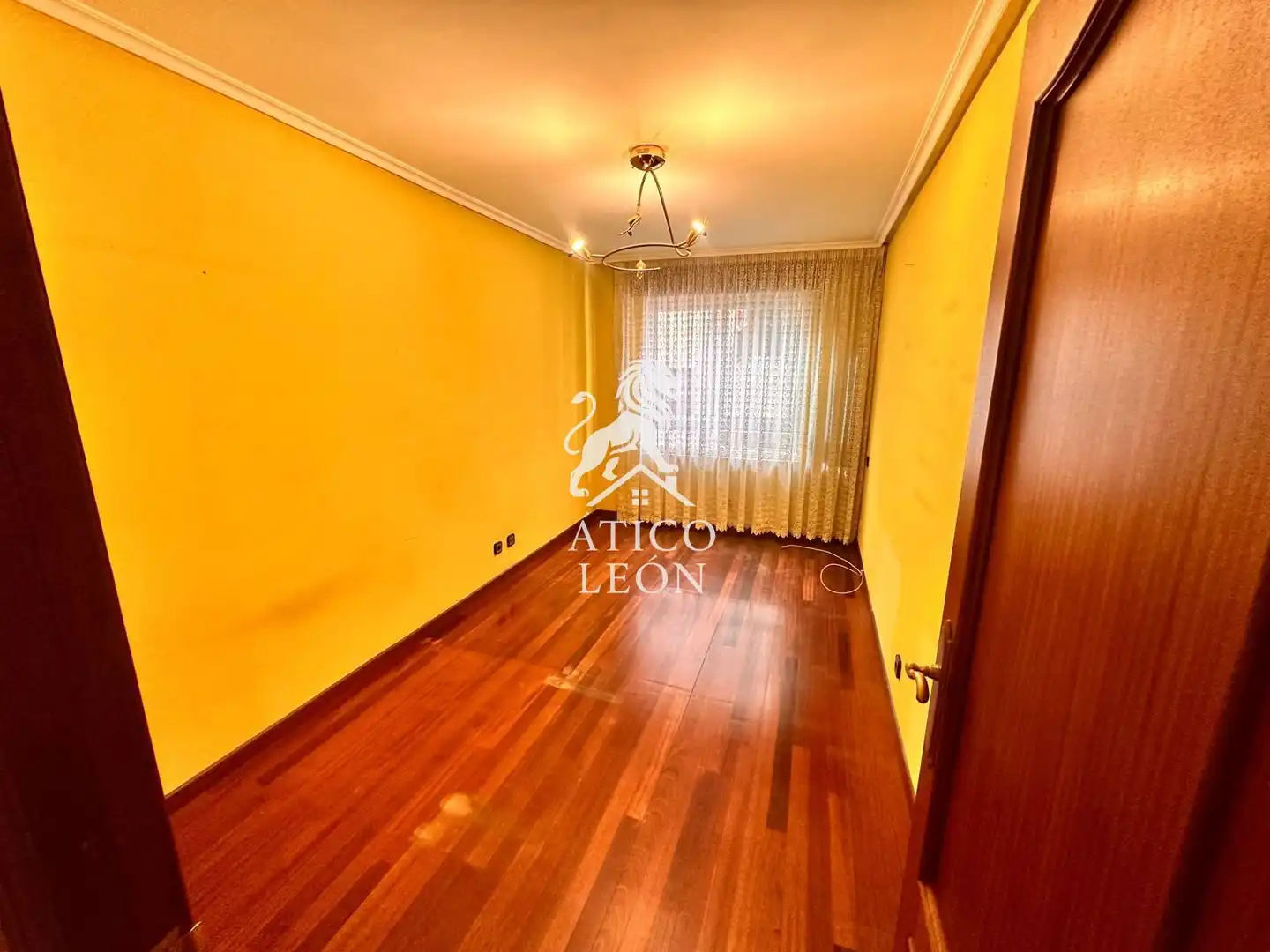 Habitación de Casa o chalet en venta en León Capital  con Calefacción, Terraza y Trastero
