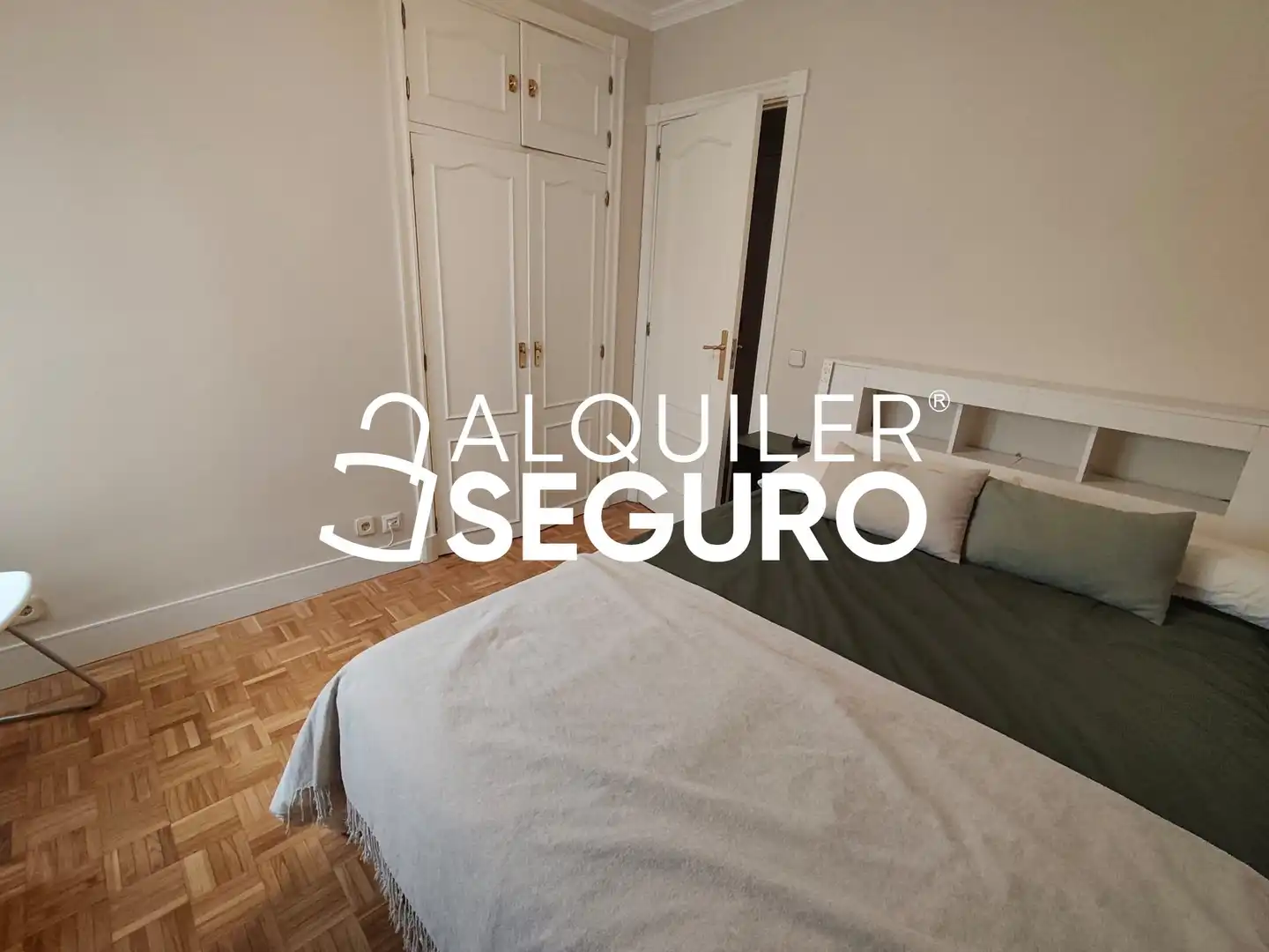 Dormitori de Pis de lloguer en Madrid amb Calefacció, Piscina i Moblat
