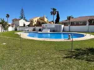 Piscina de Casa adosada en venda en Málaga amb Jardí privat, Terrassa i Forn