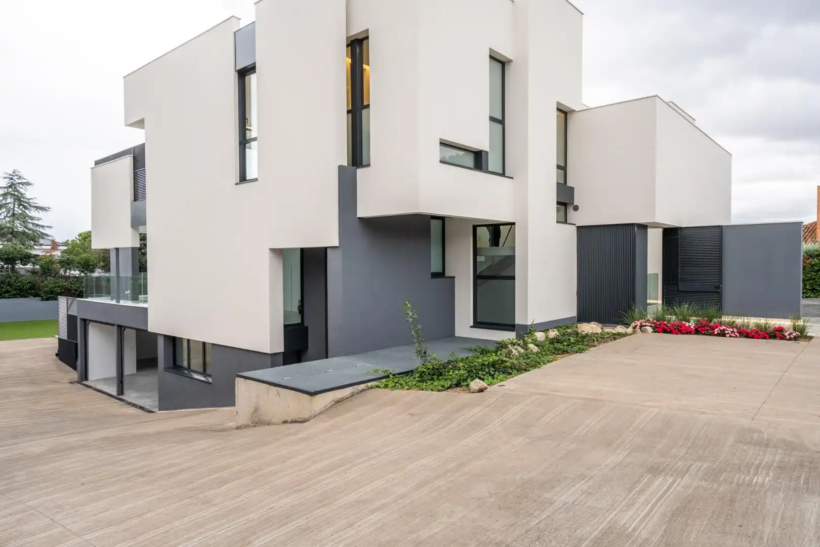 Vista exterior de Casa o xalet en venda en Las Rozas de Madrid amb Calefacció, Jardí privat i Terrassa