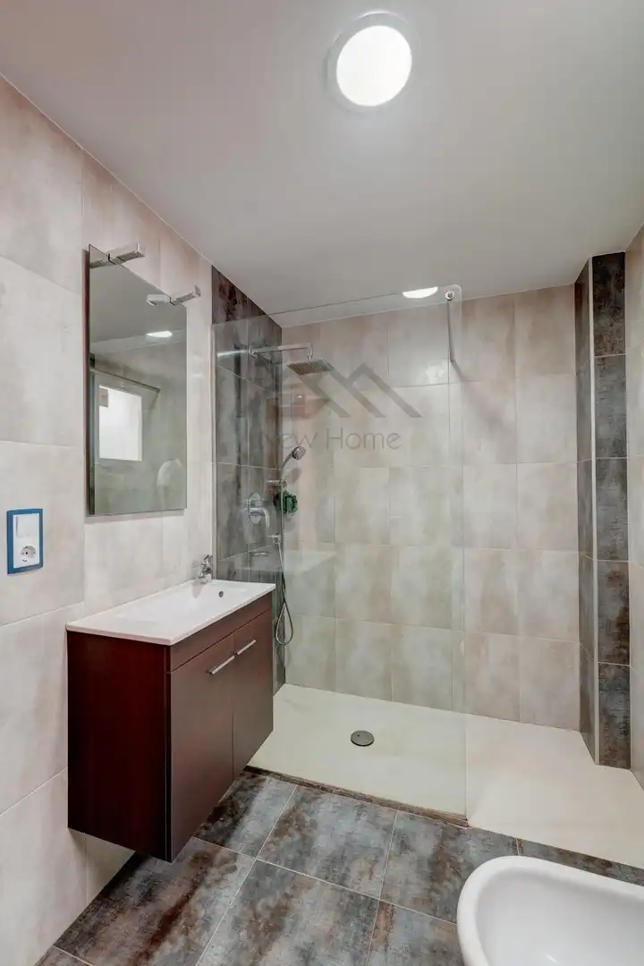 Bathroom of Flat for sale in La Pobla de Vallbona  with Air Conditioner, Heating and Balcony