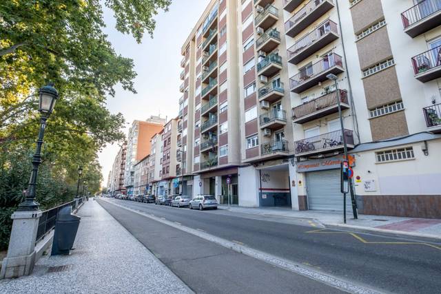 Apartamento en Alquiler en Vía Ramón Pignatelli en Pinares de Venecia
