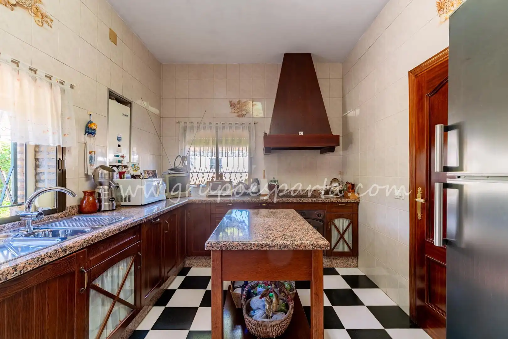 Cuina de Casa o xalet en venda en Espartinas amb Aire condicionat, Jardí privat i Terrassa