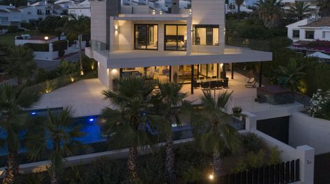 Descubre la joya del Valle del Golf en Nueva Andalucía: una villa contemporánea que redefine el lujo y la exclusividad.   Con 1.0, imatge 4