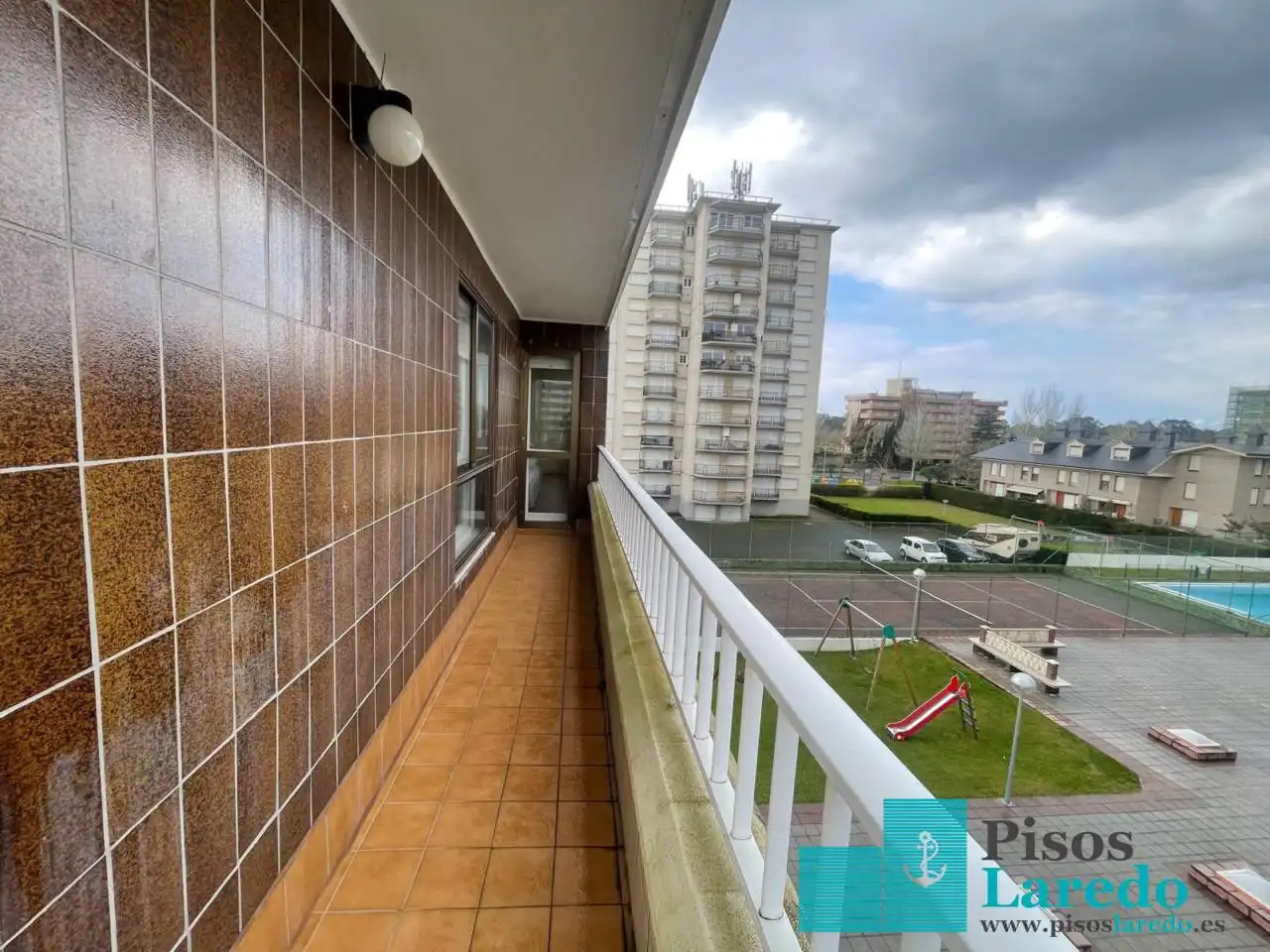 Vista exterior de Pis en venda en Laredo amb Calefacció, Terrassa i Piscina comunitària
