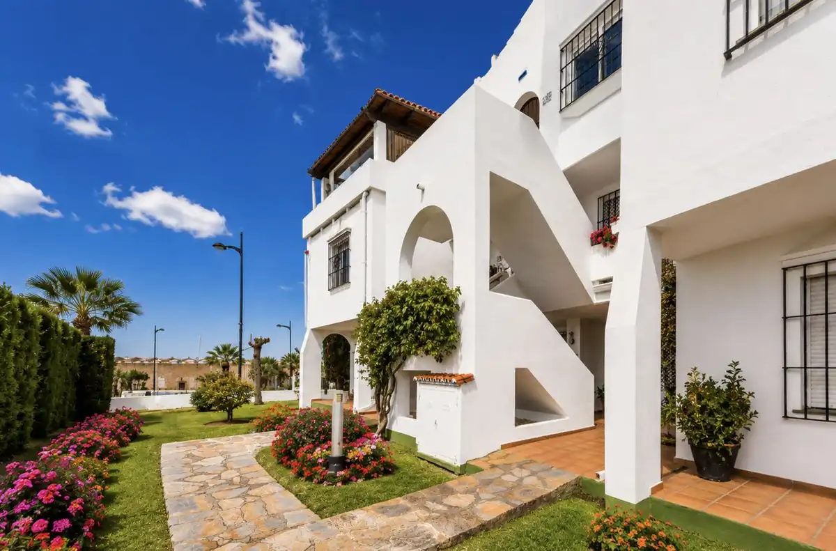Vista exterior de Planta baja en venta en Marbella con Aire acondicionado, Terraza y Piscina comunitaria