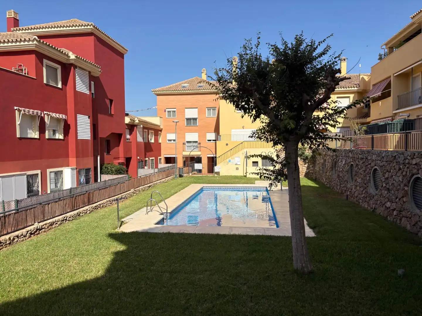 Schwimmbecken von Erdgeschoss zur Miete in Caleta de Vélez
