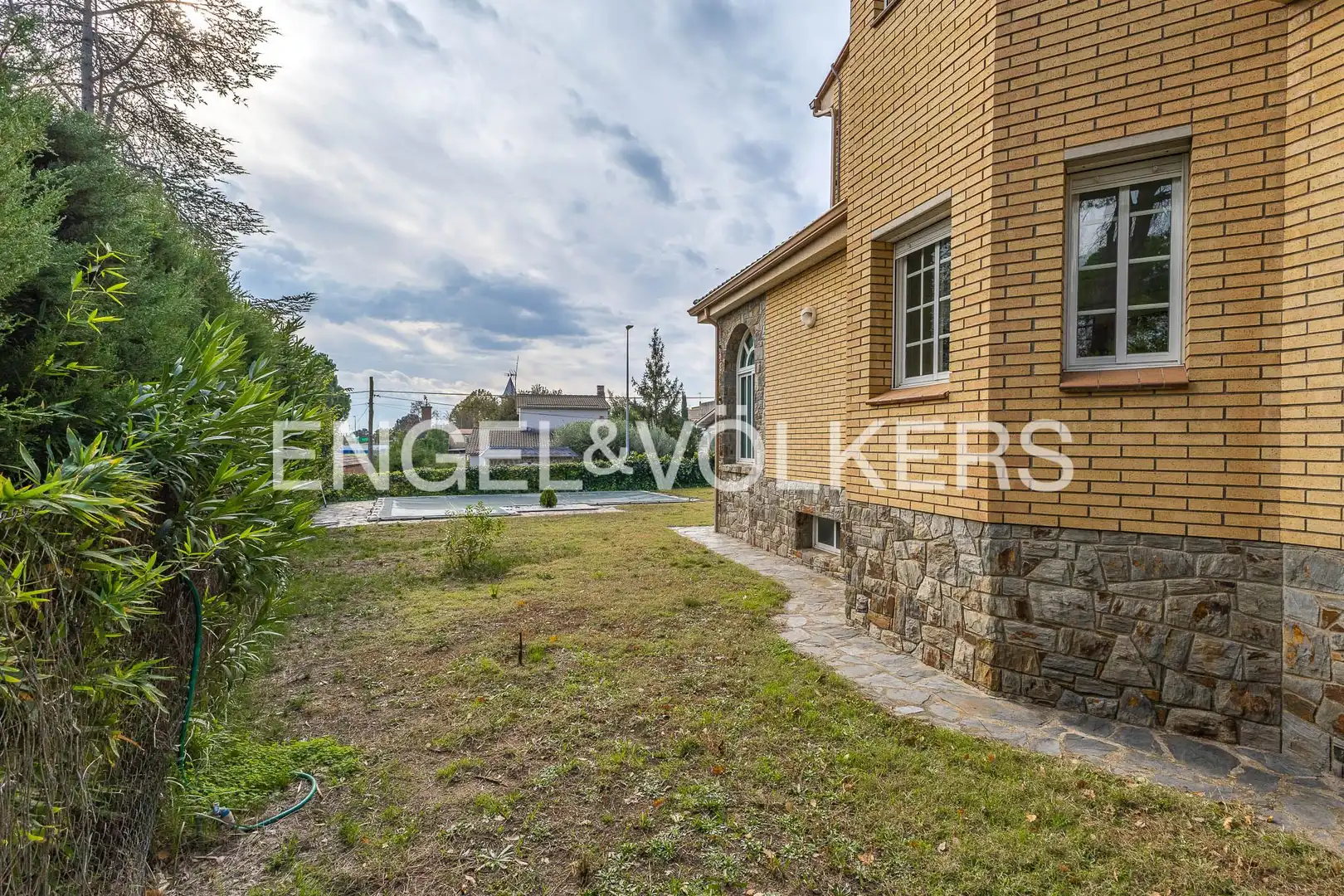 Vista exterior de Casa o xalet en venda en Castellar del Vallès amb Aire condicionat, Calefacció i Jardí privat
