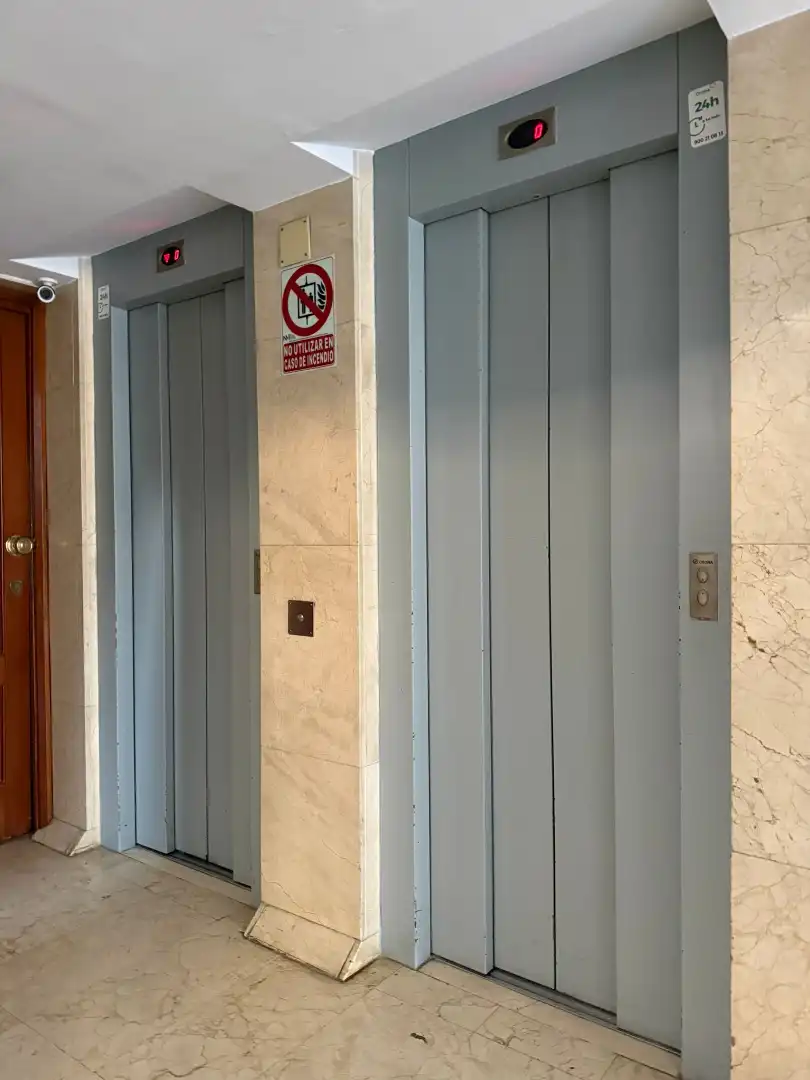 Wohnung zum Verkauf in Sevilla mit Klimaanlage und Terrasse