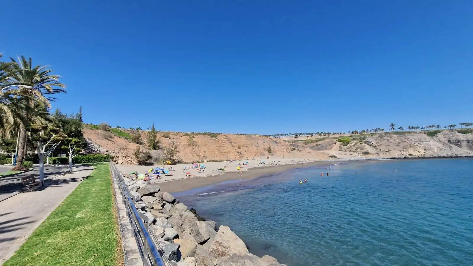 Außenansicht von Einfamilien-Reihenhaus zur Miete in San Bartolomé de Tirajana mit Klimaanlage, Privatgarten und Terrasse