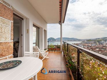Duplex with balcony for sale in Paseo de Igeldo