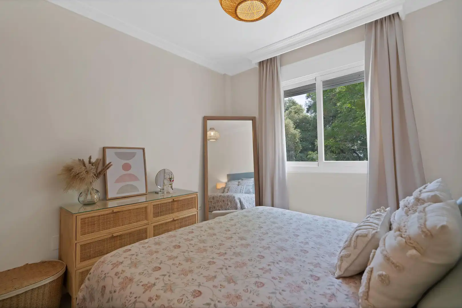Habitación de Apartamento en venta en Marbella con Aire acondicionado, Calefacción y Jardín privado