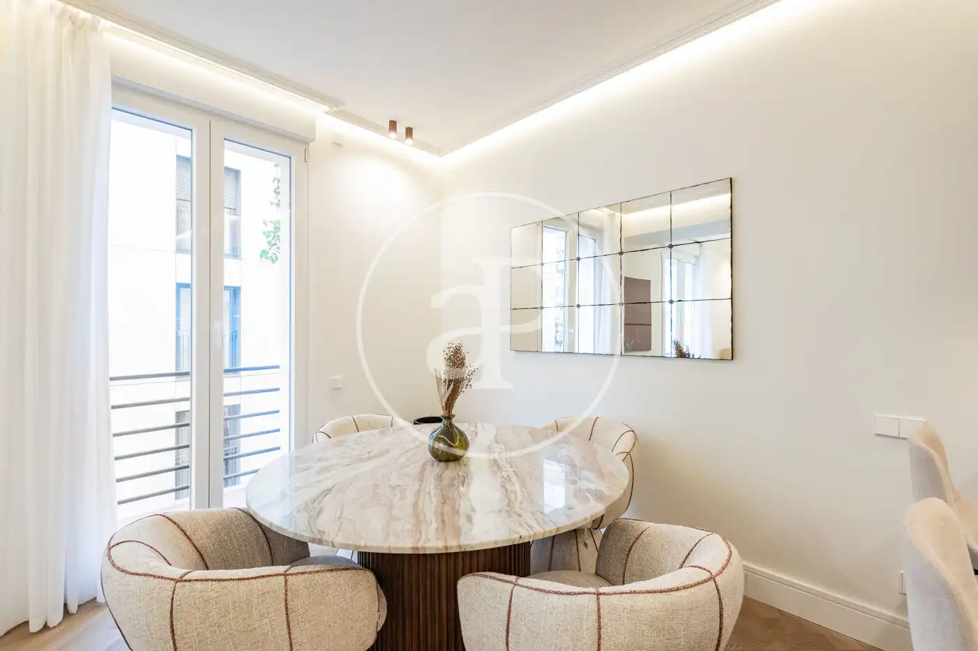 Appartamento con terrazza in vendita a Calle de Viriato, imagen 3