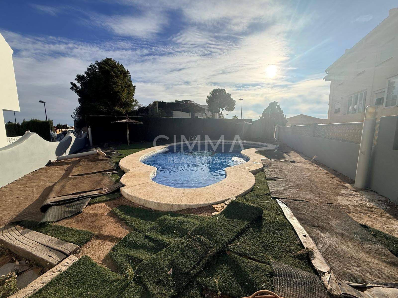 Piscina de Casa adosada en venda en La Nucia