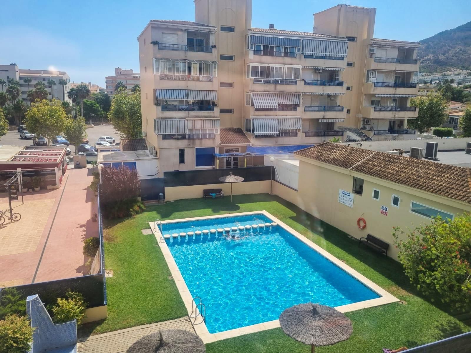 Piscina de Apartament en venda en L'Alfàs del Pi amb Aire condicionat, Calefacció i Jardí privat