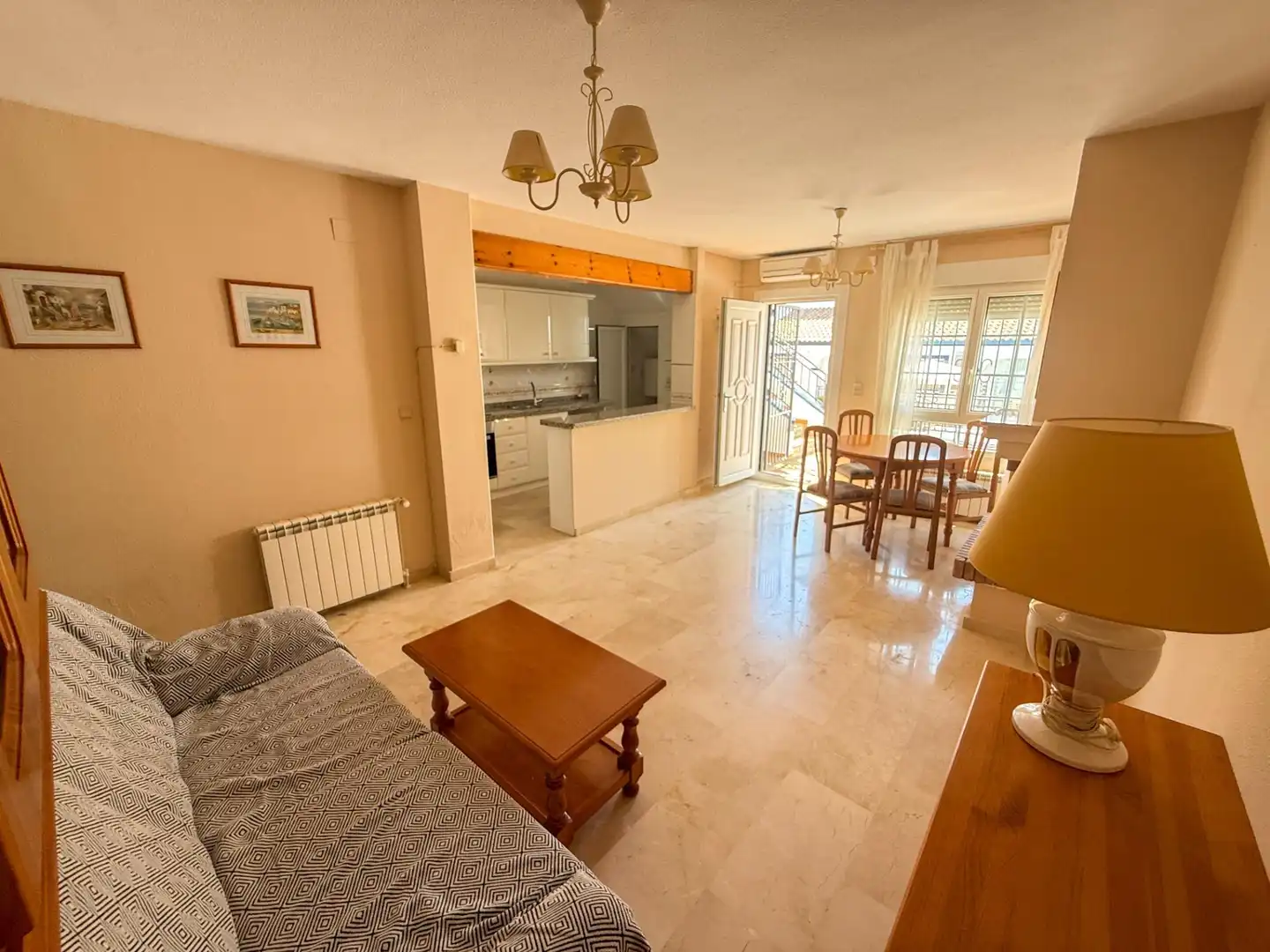 Sala d'estar de Casa adosada en venda en Orihuela amb Jardí privat, Terrassa i Moblat