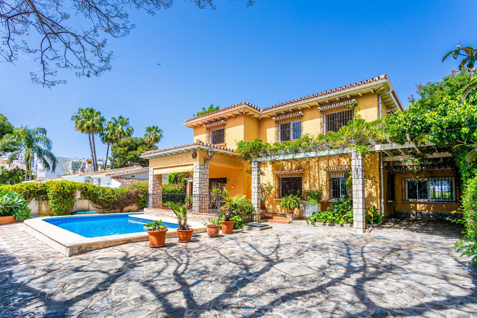 Vista exterior de Casa o xalet en venda en Benalmádena amb Jardí privat, Terrassa i Piscina