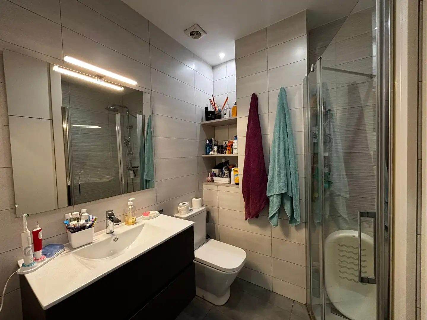 Badezimmer von Wohnung zum Verkauf in Badalona mit Klimaanlage, Heizung und Parkett