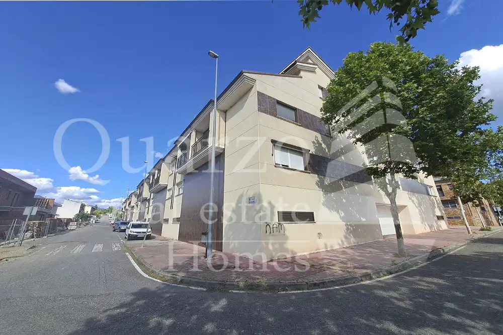 Vista exterior de Casa adosada en venta en Plasencia con Calefacción, Terraza y Balcón