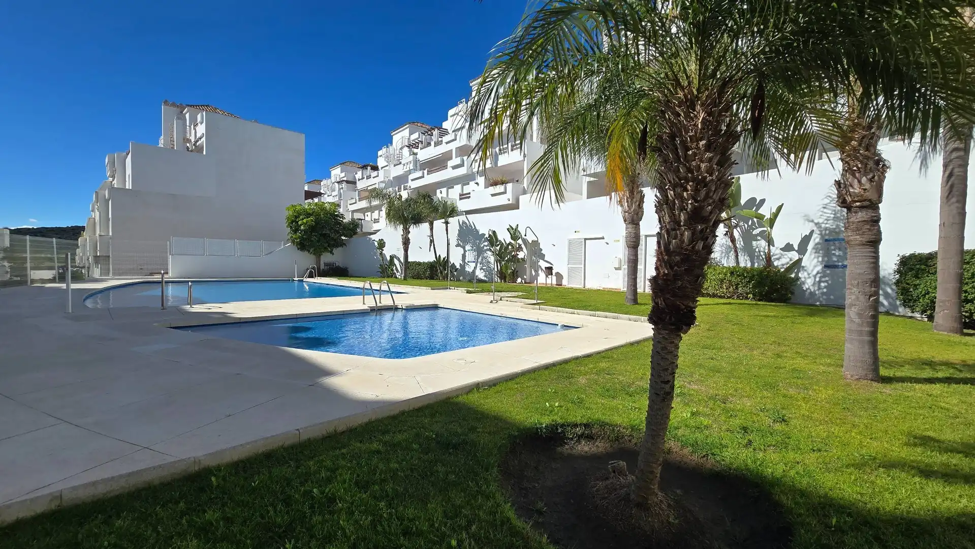 Vista exterior de Dúplex en venda en Estepona amb Aire condicionat, Jardí privat i Terrassa