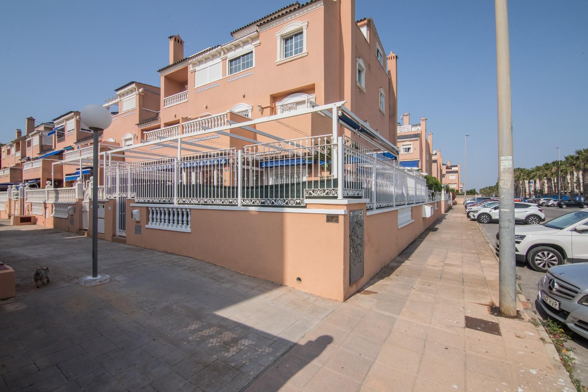 Vista exterior de Casa o xalet de lloguer en Santa Pola amb Calefacció, Jardí privat i Terrassa