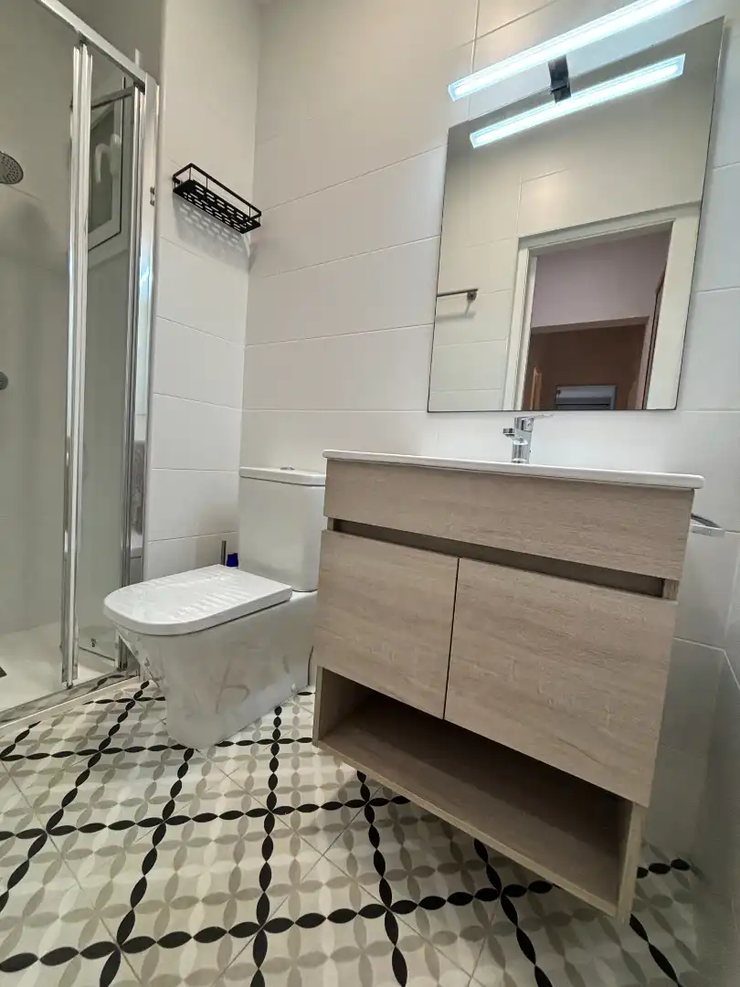 Baño de Apartamento de alquiler en Barcelona con Horno y Lavadora
