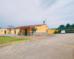 Vista exterior de Casa o xalet en venda en Almenara de Tormes amb Terrassa i Moblat