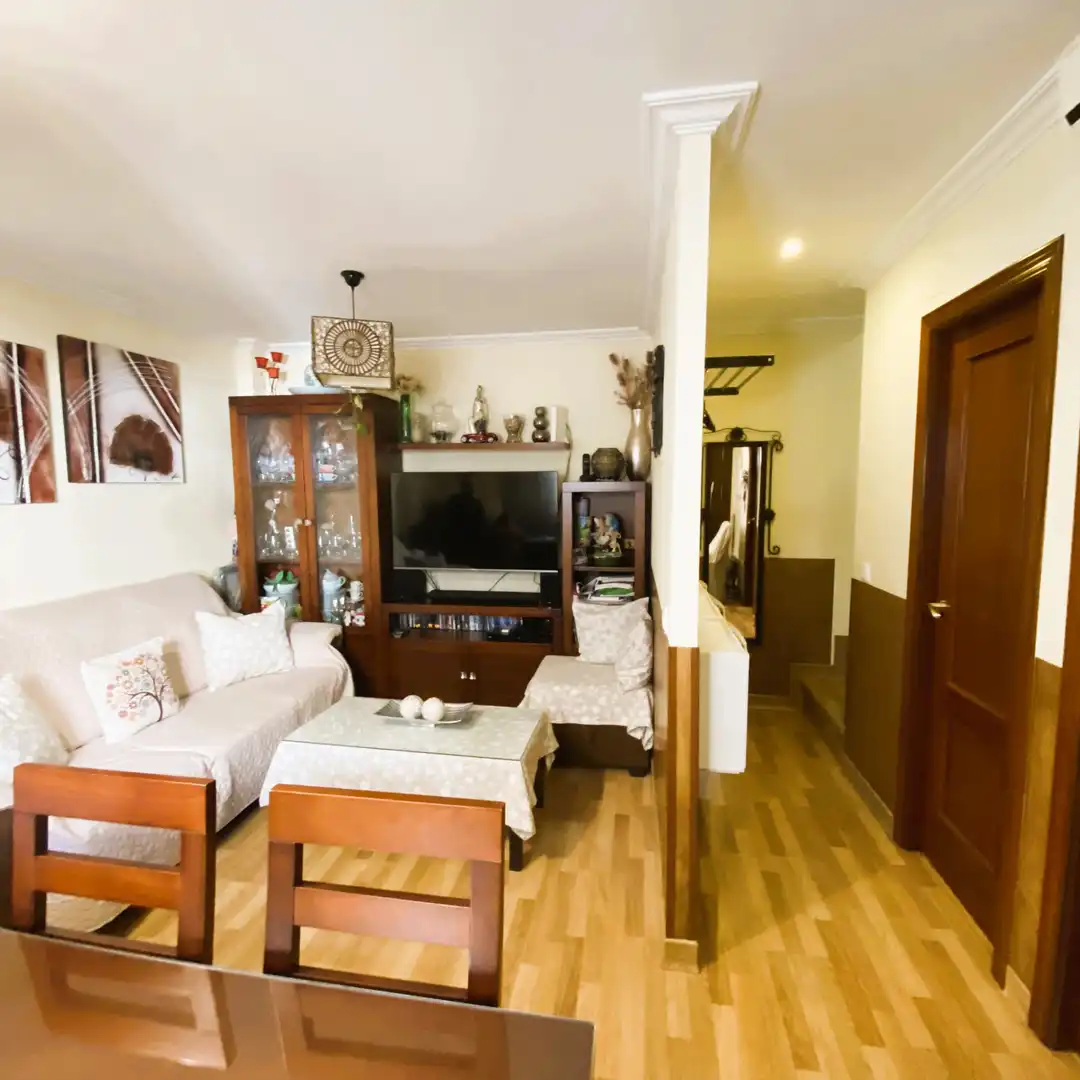 Sala de estar de Casa adosada en venta en Dos Hermanas con Aire acondicionado, Parquet y Trastero