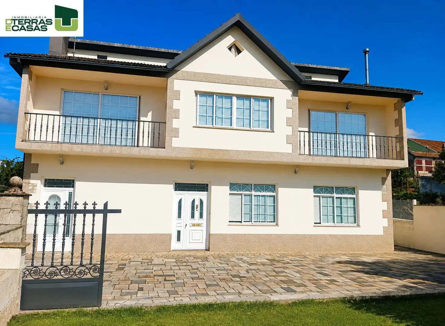Vista exterior de Casa o xalet en venda en Bueu amb Calefacció, Terrassa i Traster