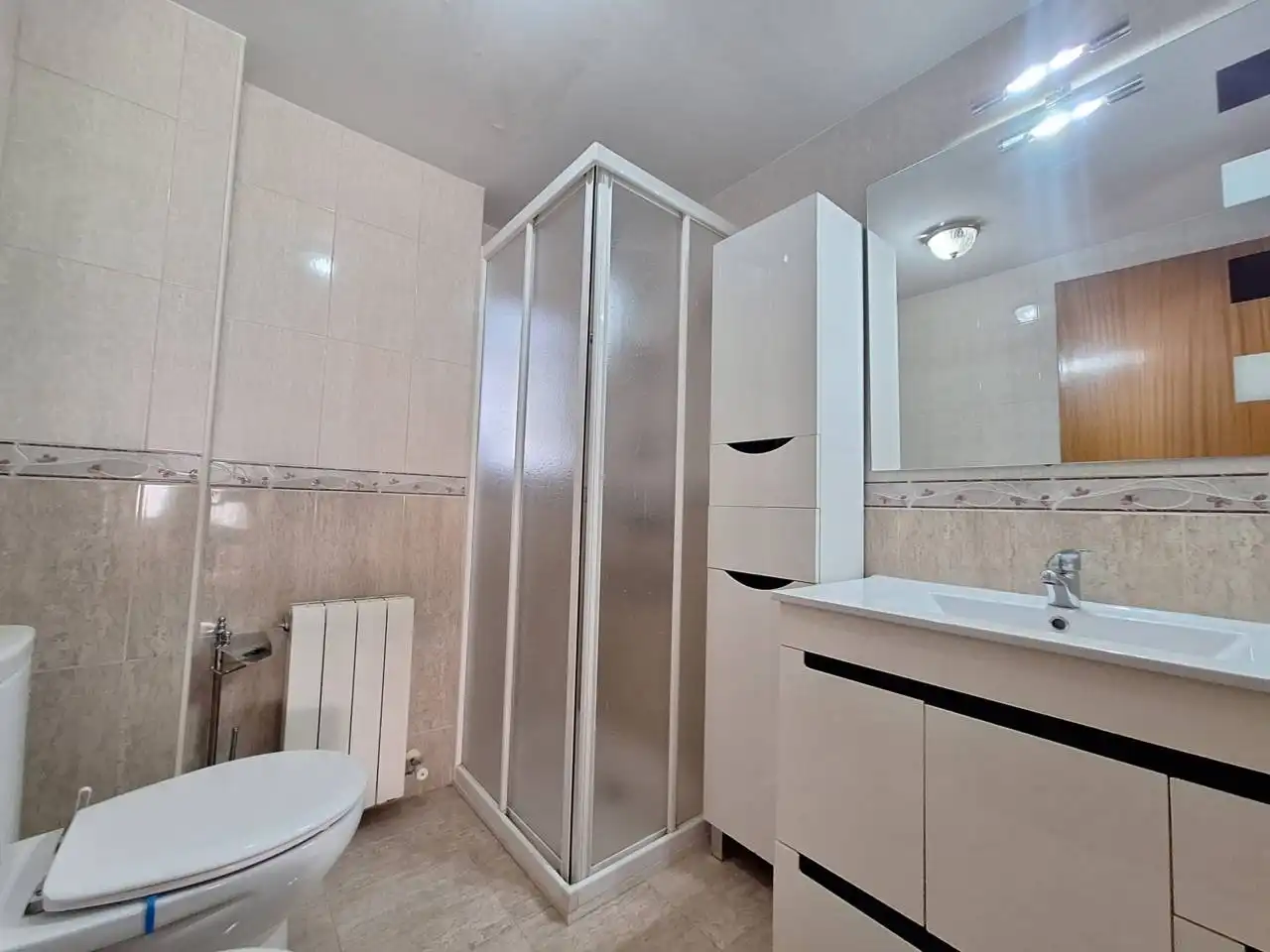 Bathroom of Flat for rent in Fuenlabrada  with Air Conditioner, Heating and Storage room