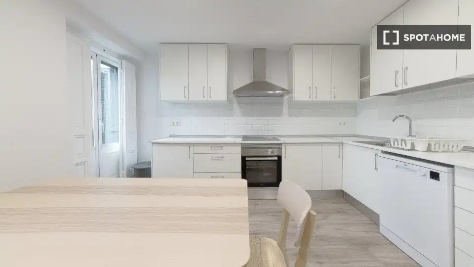 Cocina de Piso para compartir en Madrid con Aire acondicionado, Calefacción y Amueblado