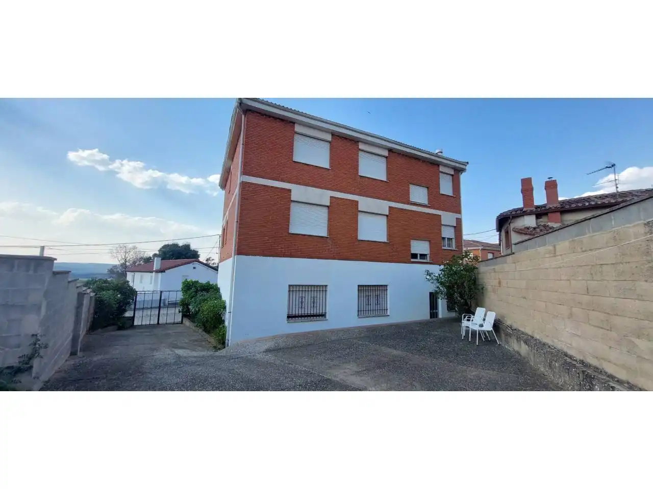 Vista exterior de Casa o chalet en venta en Almanza con Jardín privado, Terraza y Amueblado