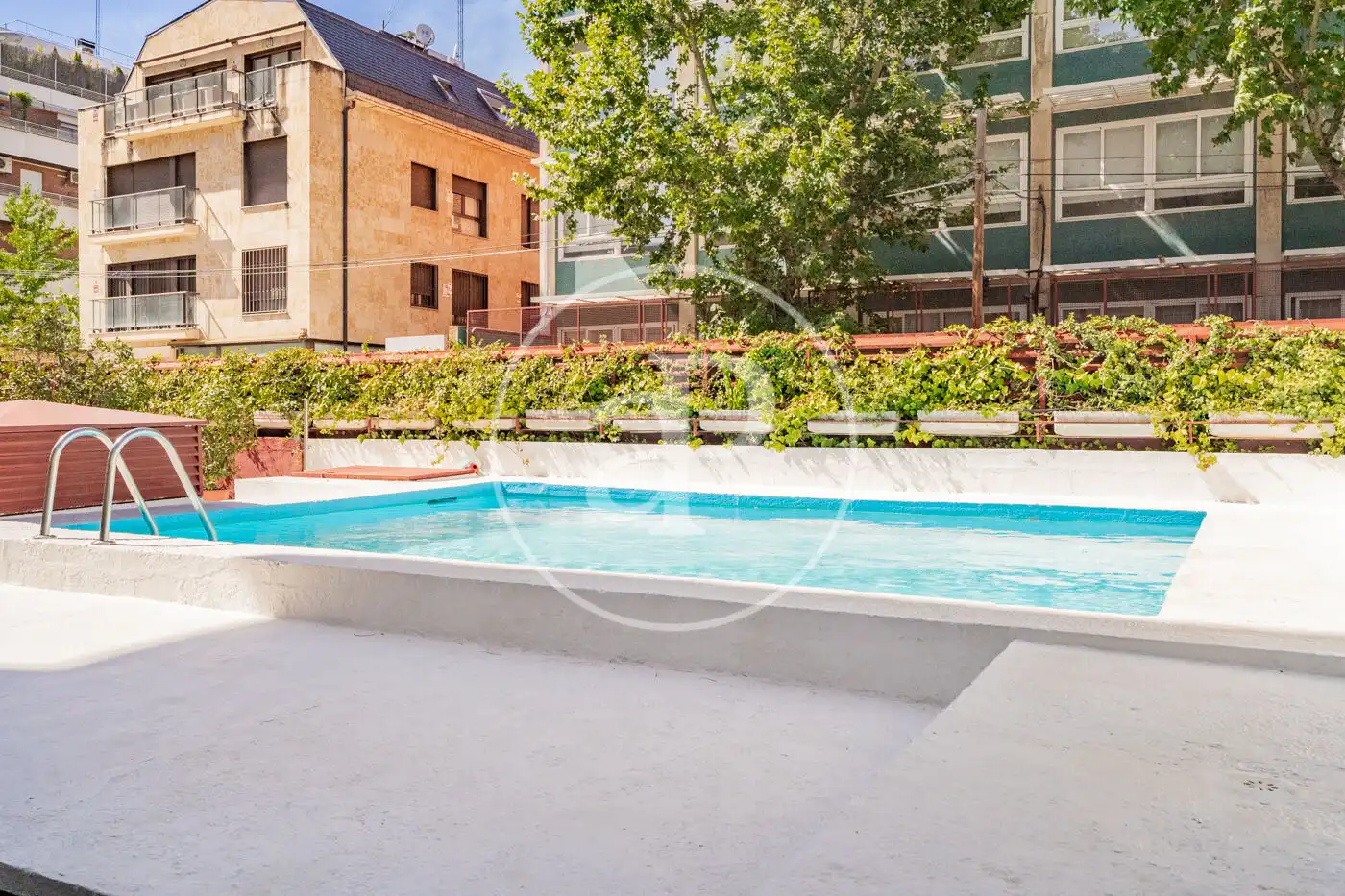 Piscina de Pis en venda en Madrid amb Aire condicionat, Calefacció i Jardí privat