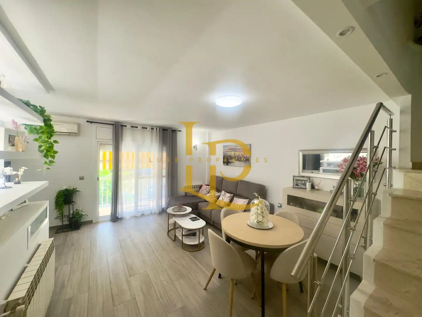 Sala d'estar de Casa adosada en venda en Rubí amb Aire condicionat, Calefacció i Terrassa