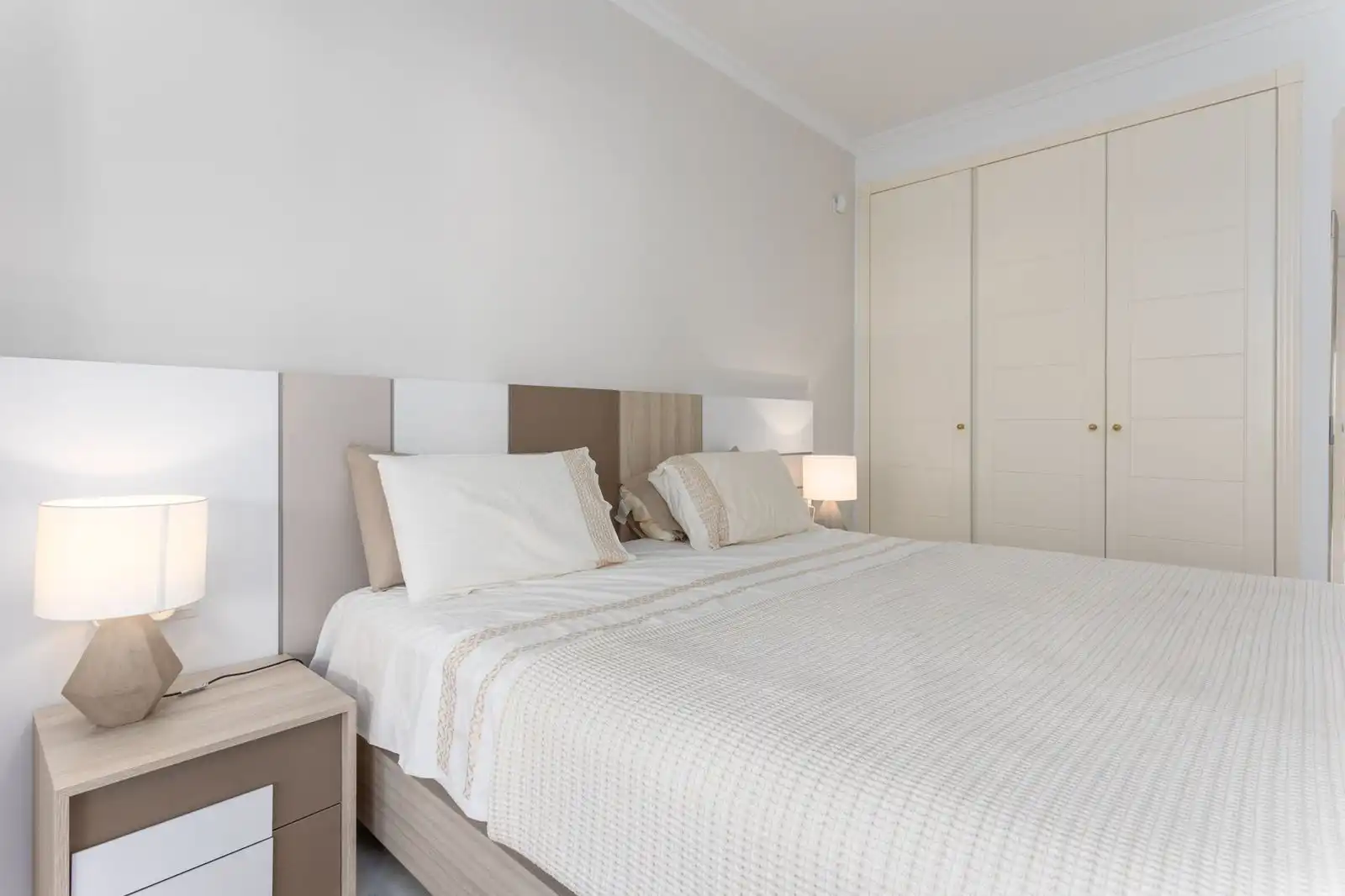 Schlafzimmer von Wohnung zum Verkauf in Marbella mit Klimaanlage, Privatgarten und Terrasse