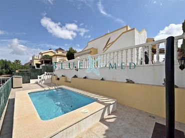 Chalet con piscina en venta en Calle Calle Berlina